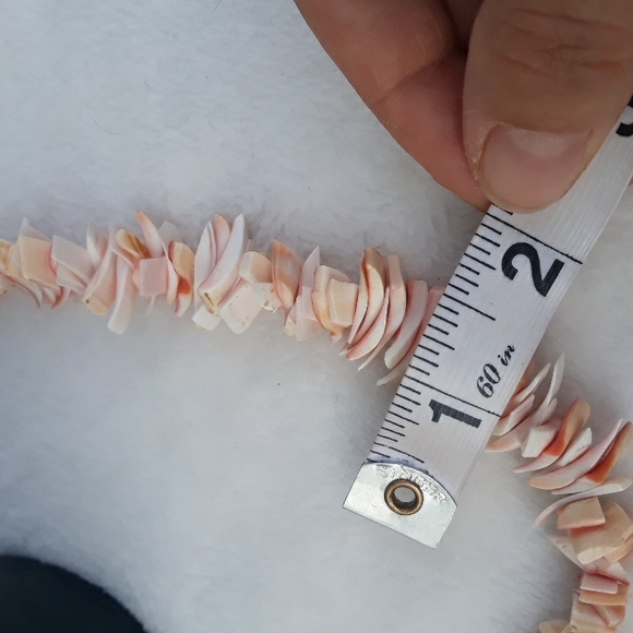 Creamsicle and white colored chunky seashell necklace 18 inches long - Picture 11 of 12